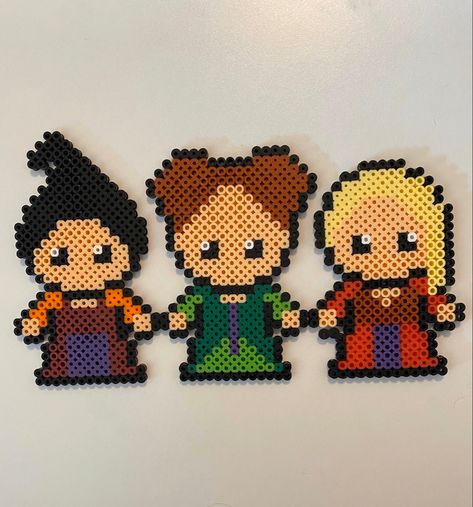 Perler Beads Hocus Pocus, Mad Hatter Perler Bead Patterns, Hocus Pocus Pixel Art, Peeler Bead Characters, Perler Mini Bead Patterns, Hocus Pocus Perler Bead Patterns, Hocus Pocus Perler Beads, Witch Perler Bead Patterns, Perler Bead People