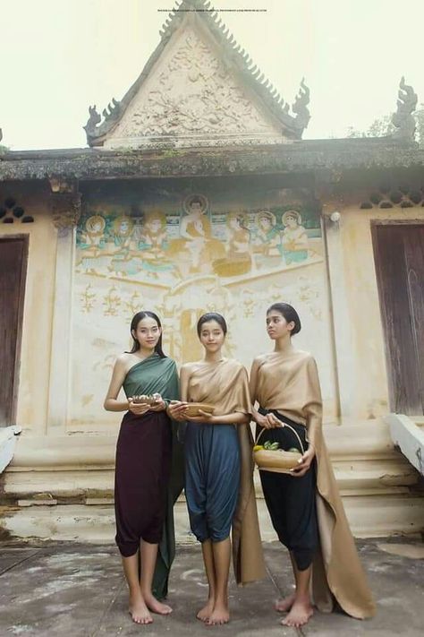 Traditional Cambodian Dress, Cambodian Traditional Clothing, Cambodia Clothes, Cambodian Outfits, Cambodia Beaches, Thai National Costume, Travel Cambodia, Cambodian Dress, Khmer Culture