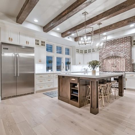 75 Beautiful Farmhouse Kitchen Design Ideas & Pictures | Houzz Stained Island, Homes Farmhouse, Ideas For Storage, Win The Lottery, Casa Country, Farmhouse Kitchen Design, The Lottery, Coastal Kitchen, Florida House