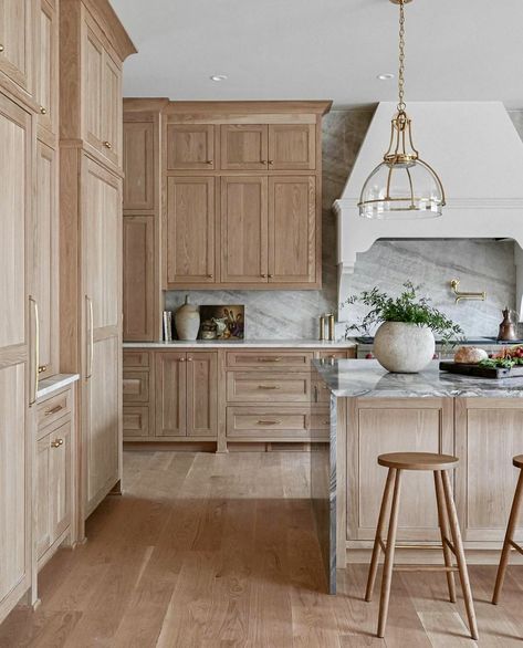 European Vintage Kitchen, Modern European Kitchen, Pantry Door Ideas, Anna King, Oven Hood, White Oak Kitchen, Dining Room Accents, Lake House Kitchen, Kitchen Tiles Design