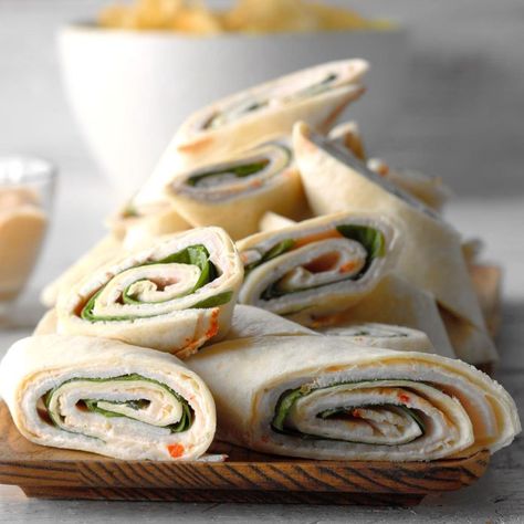 Day 2 Lunch: Spinach and Turkey Pinwheels Turkey Pinwheels, Pinwheels Recipe, No Cook Appetizers, Pinwheel Recipes, Easy Pasta Salad, Football Food, Babe Ruth, Taste Of Home, Kids Lunch