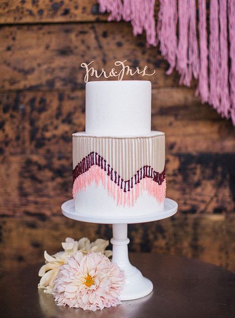 Macramé Matters | the Knotted Wedding Trend we (Still) Heart! Fringe Cake, Wedding Cake Toppers Unique, Mini Tortillas, Wedding Sweets, Wedding Cake Flavors, Gorgeous Wedding Cake, Unique Wedding Cakes, Cool Wedding Cakes, Wedding Cake Inspiration