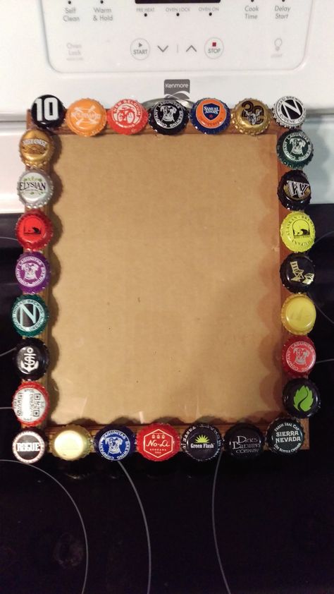 Bottlecap Crafts, Picture Frame Diy, Picture Frame Crafts, Beer Bottle Cap, Gifts To Make, Frame Diy, Bottle Cap Crafts, Diy Bottle, Bottle Caps