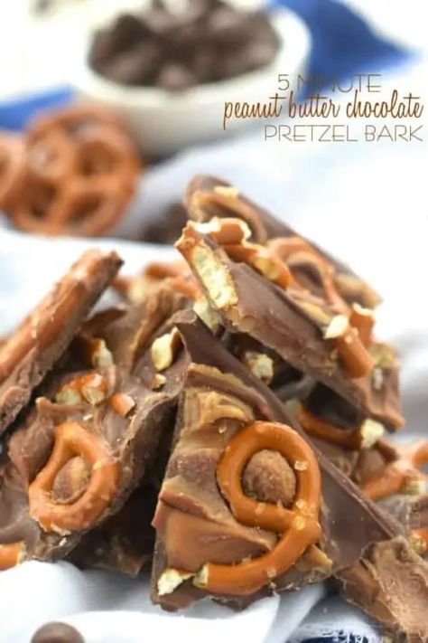 This Five Minute Peanut Butter Chocolate Pretzel Bark is about as quick as it gets and SO delicious! Chocolate Pretzel Bark, Peanut Butter Chocolate Bark, Bark Recipes Easy, Peanut Butter Bark, Pretzel Recipes, Pretzel Bark, Bark Candy, Salty Sweet Snacks, Christmas Bark