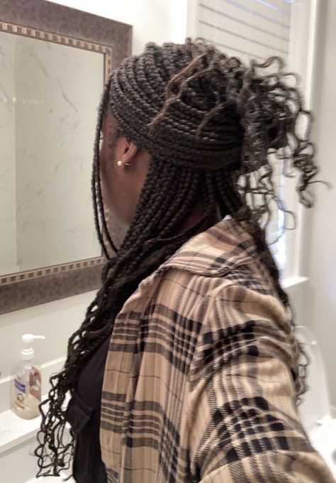 Box Braids Clipped Up, Claw Clip Hairstyles For Knotless Braids, Braided Hairstyles With Claw Clips, Braid Claw Clip Hairstyles, Box Braids Claw Clip, Braids Claw Clip Hairstyles, French Curls Box Braids, Braids With Claw Clip, Claw Clip Hairstyles Braids