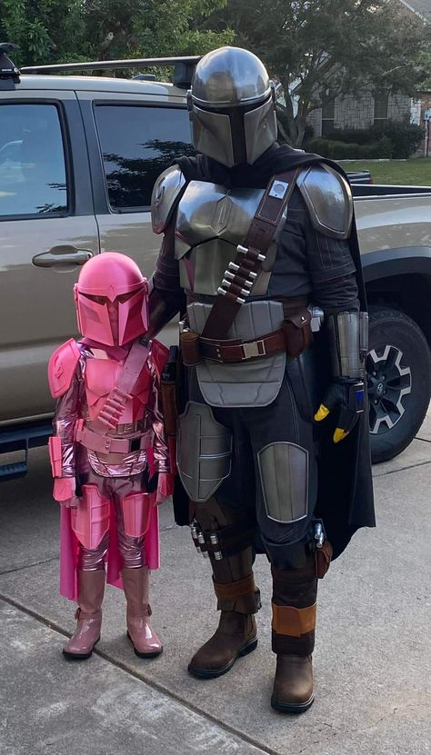 Bokatan Mandalorian Cosplay, Star Wars Cosplay Male, Mandalorian Family Costume, Mandalorian Cosplay Female, Star Wars Cosplay Ideas, Bo Katan Cosplay, Mandalorian Armor Cosplay, Mandalorian Outfit, Sci Fi Cosplay