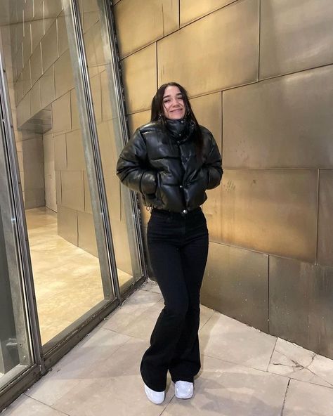 Puff Jacket Outfit Aesthetic, Puffer Jacket And Jeans Outfit, Outfits Invierno Frio, Outfits With Puffer Jackets, Ootd Frio, Outfits Juvenil, Top Farm, Nyc Outfits, Mode Zara