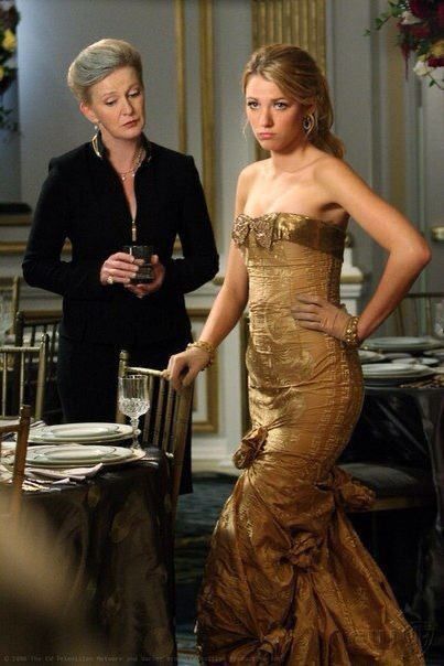 Gossip Girl Outfits Serena, Gossip Girl Halloween Costume, Serena Van Der Woodsen Outfit, Gossip Girl Party, Serena Van Der Woodsen Style, Mode Gossip Girl, Gossip Girl Serena, Blair And Serena, Dream Prom Dress