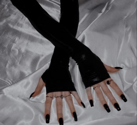 Goth Gifts, Hex Girls, Goth Gf, Morticia Addams, Clubbing Aesthetic, Goth Girl, Goth Aesthetic, Mötley Crüe, Black Gloves