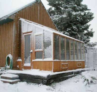 Sunken Greenhouse, Greenhouse She Shed, Simple Farm Life, Greenhouse Photos, Greenhouse Sunroom, Sunroom Greenhouse, Garden Sunroom, Porch Greenhouse, Porch Deck Ideas