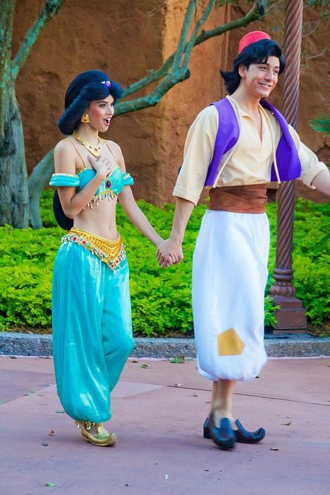 Jasmine And Aladdin Costumes, Jasmine And Aladdin, Aladdin Costume, Princess Jasmine Costume, Jasmine Aladdin, Disney World Pictures, Disney Jasmine, Cute Couple Halloween Costumes, Disney Face Characters