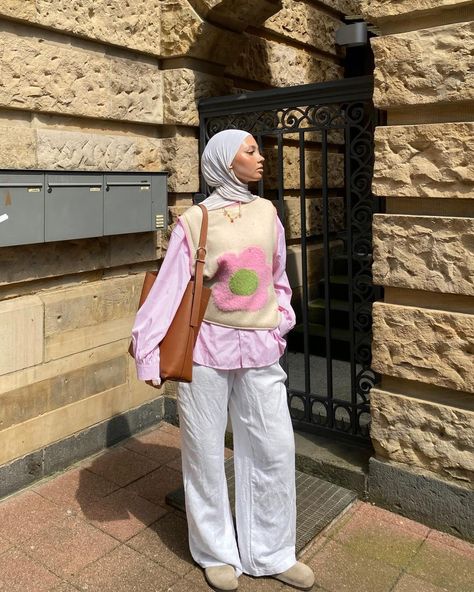 Erva Liya | Happy in pink 🎀🪽🪩 | Instagram Hijab Pants Outfit, Pink Hijab Outfit, Pink Outfit Ideas, Hijab Fits, Pink Hijab, Arab Style, Hijabi Fits, Hijab Trends, Muslim Outfits Casual