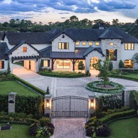 These are some of the most expensive and luxurious houses you can find in Memorial, Houston. Mansion Exterior, Stucco Homes, Dream Life House, Casa Vintage, Expensive Houses, Dream House Rooms, Luxury Homes Dream Houses, Dream House Interior, Design Your Dream House