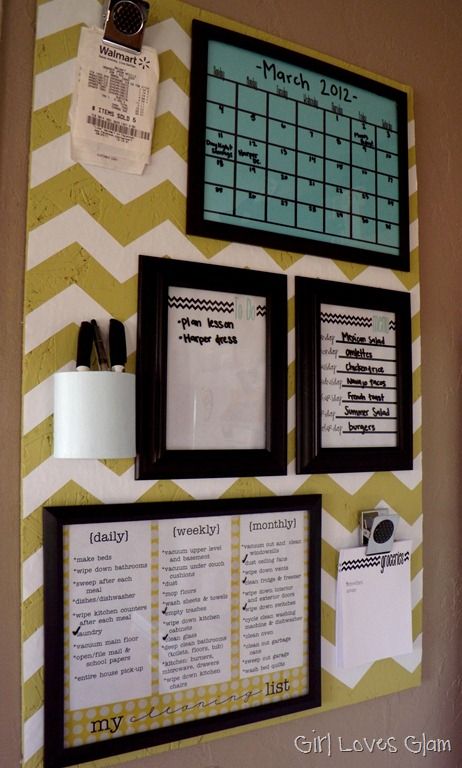 Cute organization idea.. Paper in picture frames and use a dry erase! I especially like the daily/weekly/monthly cleaning list that you check off! Dorms Decor, Diy Dorm, Organizational Tips, Dorm Diy, Dorm Room Diy, Organization Board, Smart Tiles, Ideas Para Organizar, Apartment Diy