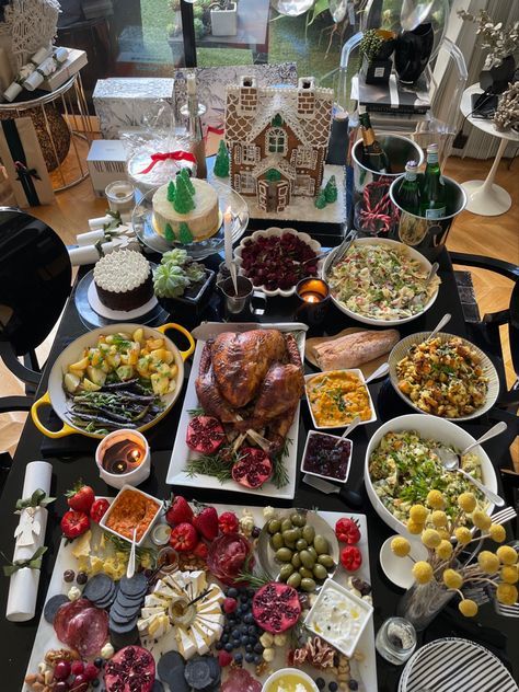 Christmas feast with gingerbread house Christmas Dinner Layout, Large Family Thanksgiving Table, Family Christmas Dinner Aesthetic, Large Family Dinner Aesthetic, Big Family Christmas Dinner Aesthetic, Big Dinner Party, Christmas Dinner Buffet, Christmas Family Gathering, Festive Dinner Party