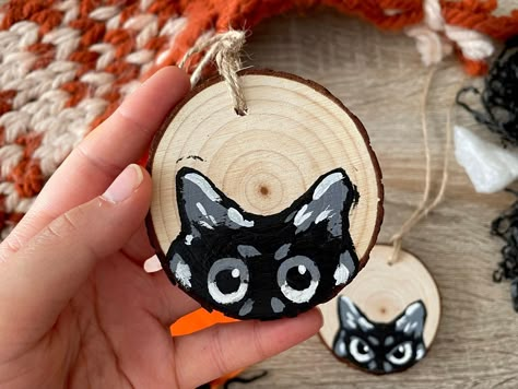 Woodslice Paintings, Painted Wood Slice Ornaments, Key Holder Diy, Wood Discs, Wood Slice Ornaments, Indoor Home Decor, Friend Ornament, Wood Scraps, Purple Halloween