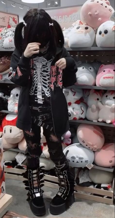 Kawaii Horror Outfits, Kawaii Pants Outfit, Gurokawa Aesthetic Outfit, Cute Gore Outfit, Alicore Aesthetic, Kawaii Goth Pfp, Gore Outfits, Cutegore Outfit, Gurokawaii Fashion