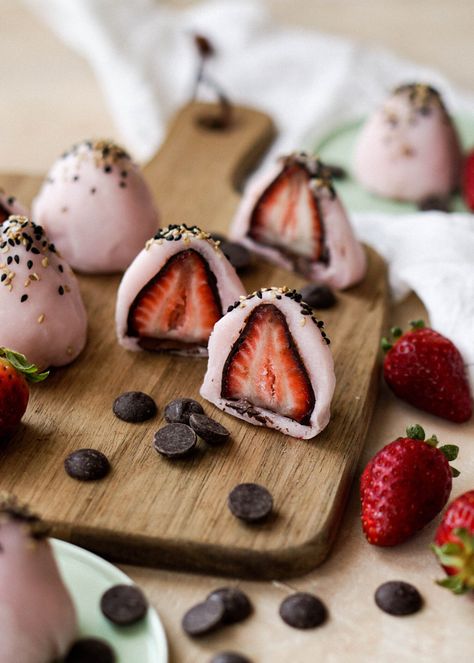 Mochi Chocolate Covered Strawberries Recipe - Eat Cho Food Mochi Chocolate, Making Chocolate Covered Strawberries, Gourmet Chocolate Covered Strawberries, Chocolate Covered Strawberry Cheesecake, Strawberry Mochi, Chocolate Covered Strawberry Recipe, Strawberry Cheesecake Recipe, Mochi Recipe, Dipped Strawberries