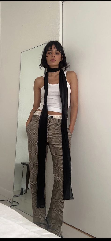 Tie As Scarf Outfit, Neck Scarf Outfit Aesthetic, Outfits With Scarves Aesthetic, 90s Scarf Outfit, Tie Scarf Outfit, Scarf 2023 Trend, Scarf Trends 2023, Black Scarf Aesthetic, 2000s Scarf Outfit