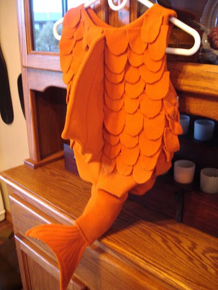 a last minute costume choice for my three-year-old was an orange fish. orange. no other colors, just orange.  given that i had a week, of co... Fish Costume Kids, Flounder Costume, Fish Inspiration, Goldfish Costume, Sea Creature Costume, Karneval Diy, Diy Fantasia, Sea Costume, Fish Goldfish