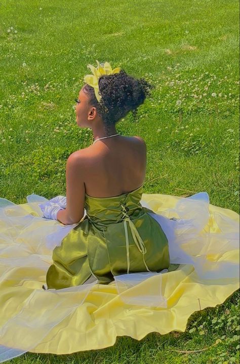 Princess and the frog Tiana cosplay Tiana Outfit Disney Princesses, Princess And The Frog Aesthetic Dress, Princess And The Frog Dress Style, Tiana Dress Aesthetic, Princess And The Frog Dama Dresses, Princess And The Frog Aesthetic Outfits, Black Princess Costume, Princess Tiana Aesthetic Outfit, Frog Costume Aesthetic