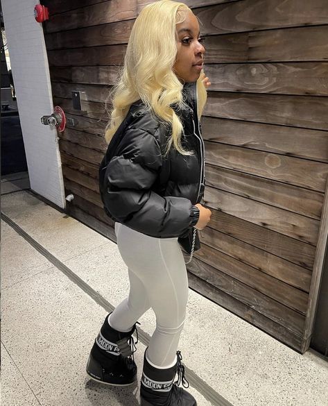 Snow Outfits For Black Women, Moon Boots Outfit, Outfits With Flares, Puffer Outfit, Black Boots Outfit, Colorado Outfits, Snow Outfit, Uggs Outfit, Cold Outfits