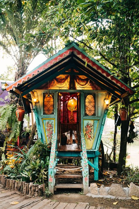 Dream gypsy home Treehouse Design Architecture, Treehouse Masters, Tree House Kids, Bohemian Garden, Cozy Backyard, Tree House Designs, Casa Country, Hus Inspiration, Awesome Bedrooms