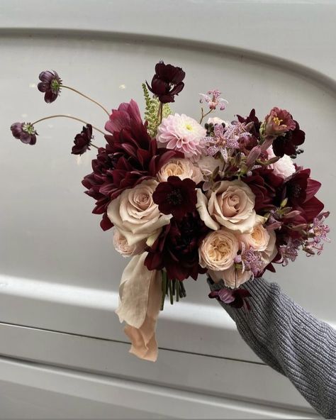 Wine Wedding Flowers, Moody Wedding Flowers, Bridal Florals, Romantic Wedding Colors, Dark Wedding Theme, Burgundy And Blush Wedding, Hotel Flowers, Classy Halloween, Bridal Bouquet Fall