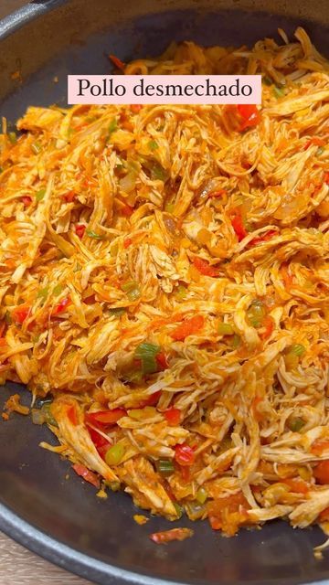 Dra Rosa Margarita Campo on Instagram: "Esta receta está buenisimaaaa, pollo desmechado 🙌🙌 Comelo con lo que quieras , tortillas, arroz, pastas arepas,patacones,para rellenos de empanadas…. Ingredientes: 1 pechuga de pollo de una libra y media -Tres tomates maduros rallados, -4 Ají dulce o ají topito o si no tienes puedes reemplazarlo por pimentón. -1 cebolla roja -2 dientes de ajo - tres cucharadas de aceite de oliva achiotado - 1/2 zanahoria rallada - cebolla larga dos ramitas. - sal, pimi Pollo Mechado, Nicaraguan Food, Dinners To Make, Office Lunch, Mexican Dishes, Bolivia, Veggie Recipes, Food For Thought, Mexican Food Recipes