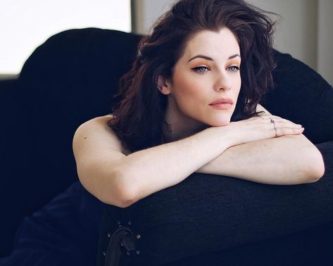 Jessica De Gouw Jessica De Gouw, The Couple Next Door, Oliver Jackson Cohen, Famous Comics, Dracula, Going Crazy, Celebrity Gossip, Short Film, Celebrity News