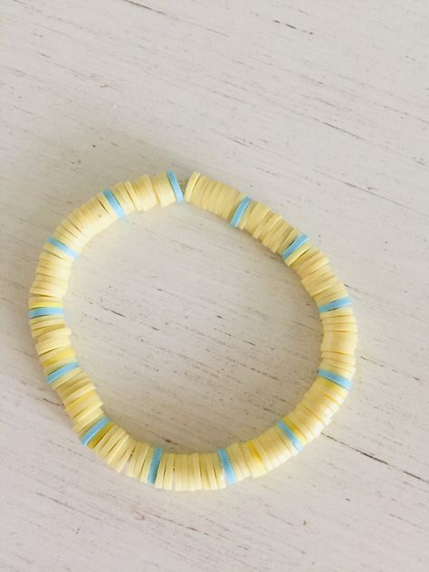 Clay Bead Bracelet Ideas 2 Colors, College Clay Bead Bracelets, Clay Beads Bracelet Ideas Without White, Clay Bracelet Combos, Bracelet Colors Ideas Clay Beads, Blue And Yellow Clay Bead Bracelet, Polymer Clay Bead Jewelry, Clay Bead Bracelet Ideas Yellow, Cute Clay Bead Bracelet Ideas Summer