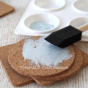 diy cork coasters Cork Coaster Ideas, Cork Coasters Diy, Easy Gifts To Make, Diy Cork, Make Craft, Cork Diy, Egg Easter, Wine Bottle Diy, Diy Coasters