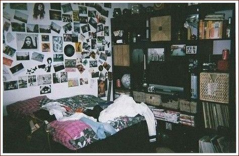 Monsters Aesthetic, Grunge Bedroom Ideas, Grunge Aesthetic Bedroom, Room Aesthetic Grunge, She Kills Monsters, 80s Room Aesthetic, Grunge Decor, Grunge Room Ideas, Grunge Bedroom