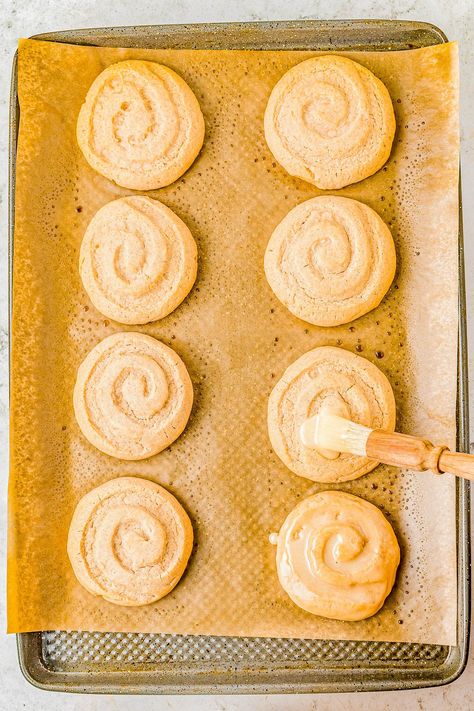 Honey Bun Cookies (Crumbl Cookies Copycat) - Soft and chewy with a warm buttery cinnamon flavor, these cookies resemble a classic Honey Bun with their fun swirl on top! The sweet honey glaze makes them IRRESISTIBLE! This EASY Crumbl Cookies copycat recipe will become a family FAVORITE! Honeybun Cookies, Honey Bun Cookies, Confetti Cake Cookies, Cookies Crumbl, What Is Healthy Food, Crumbl Cookies, Honey Bun, Big Cookie, Soft Sugar Cookies