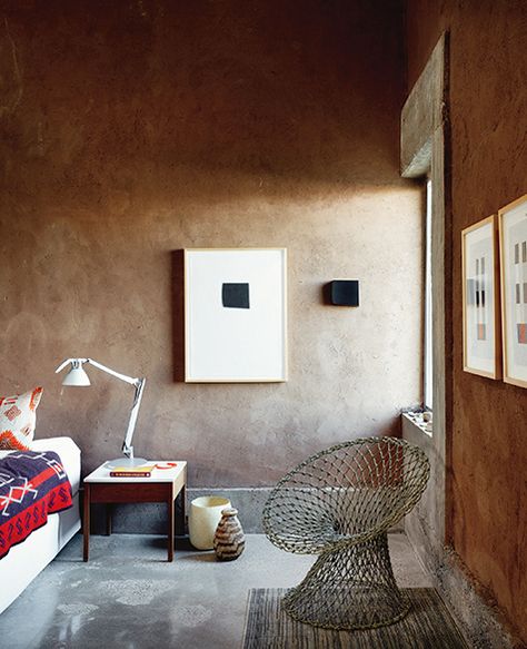 The new book Marfa Modern: Artistic Interiors of the West Texas High Desert — written by Helen Thompson with photographs by Casey Dunn — brings together 21 artfully minimalist homes. Architect Ron Rael placed the window in a bedroom of the Box Box house to catch early morning light. Marfa Modern, Cinder Block Walls, Minimalist Artist, Property Design, High Desert, Box Houses, West Texas, Kitchen Cabinetry, Minimalist Living