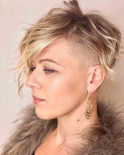 Ear Bob Haircut, Side Shave Design, Shaved Side Haircut, Pixie Bobs, Side Haircut, Haircut Ideas For Women, Bob Haircut Ideas, Angled Bob Hairstyles, Shaved Hair Designs