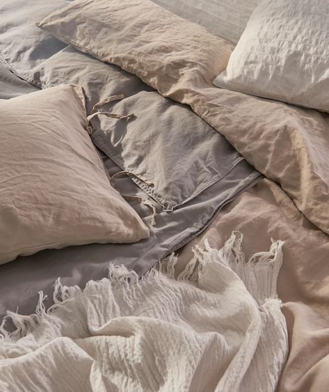 Neutral Bed Linen, Cozy Bedrooms, Black Bed Linen, Linen Bedding Natural, Natural Bedroom, Natural Bedding, Bedding Inspiration, Cosy Bedroom, Grey Linen Bedding