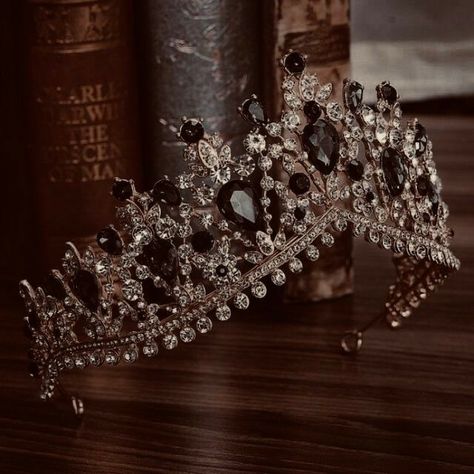 Crowns For Quinceanera, Black Quinceanera Theme, Black Quince Dress, Sweet 16 Crowns, Quince Crowns, Quince Crown, Black Quinceanera Dresses, Quinceanera Themes Dresses, Quinceanera Crown