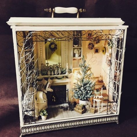 Dollhouse Inspiration, Room Box Miniatures, Christmas Diorama, Christmas Shadow Boxes, Dollhouse Christmas, Shadow Box Art, Mini A, Miniature Rooms, Christmas Lanterns