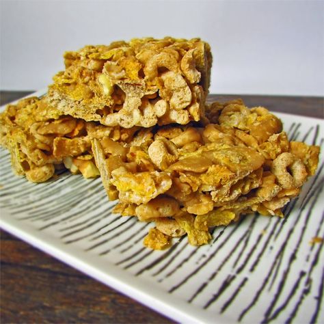 Cereal Squares Chew Bread, Cereal Squares, Corn Flakes Cereal, Quaker Oatmeal, Oatmeal Squares, Cinnamon Cereal, Corn Flake, Dessert Squares, Bites Recipes