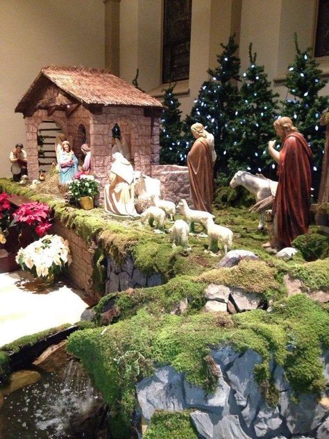 Hermosas ideas de Nacimientos navideños - Dale Detalles Christmas Crib Ideas, Nativity Scene Display, Christmas Chandelier, Coastal Curtains, Church Christmas Decorations, Diy Nativity, Curtains Ideas, Nativity Scenes, Christmas Church