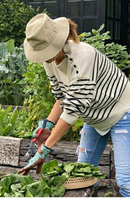 Outdoorsy Casual Outfits, Gardening Style Clothes, Yard Work Outfit, Gardening Outfit Aesthetic, Edgy Classic Style, Garden Outfit, Gardener Aesthetic, Edgy Classic, Foto Shoot