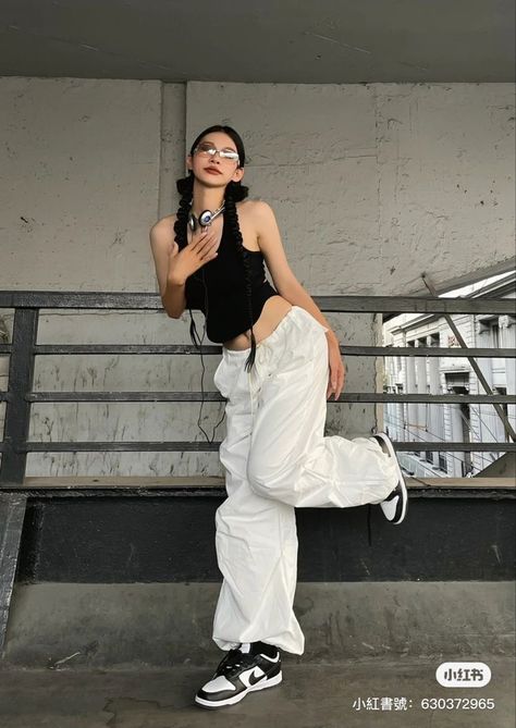 Parachute Pants Outfit Ideas For Women, Parachute Pants Outfit Korean, Pants Outfit Ideas For Women, 2023 Workout, Parachute Pants Outfit, Pants Outfit Ideas, Girl Energy, Girls Closet, Outfit Korean