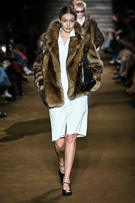 Miu Miu Fall 2024 Ready-to-Wear Runway, Fashion Show & Collection Review [PHOTOS] Miu Miu 2024, Miu Miu Runway, Prada Fashion Show, Runway 2024, Fw 2024, Black Swans, Peter White, Fashion Forecasting, Show Collection