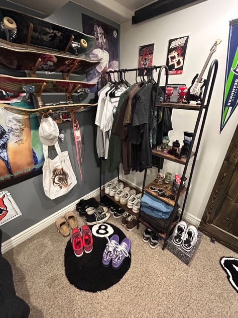 Skateboard Room, Hypebeast Room, Converse Cons, Cool Room Decor, Chill Room, Retro Room, Mens Bedroom, Bedroom Setup, Dekorasi Kamar Tidur