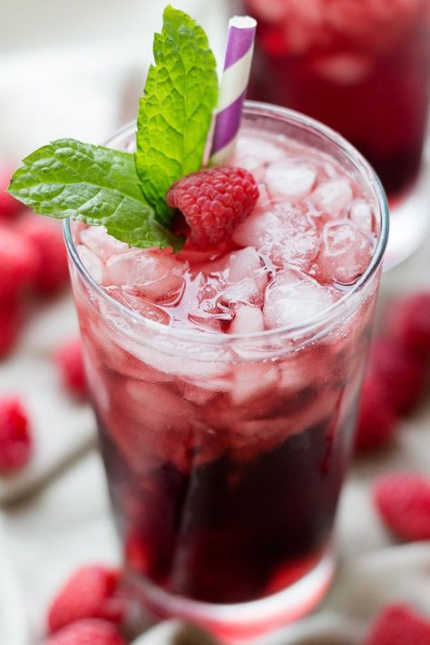 Red Wine Spritzer - Jennifer Meyering Spritzer Cocktails, Raspberry Ice Tea Recipe, Red Wine Spritzer, Wine Spritzer Recipe, Cocktails Vodka, White Wine Spritzer, Raspberry Iced Tea, Spritzer Recipes, Iced Tea Recipe