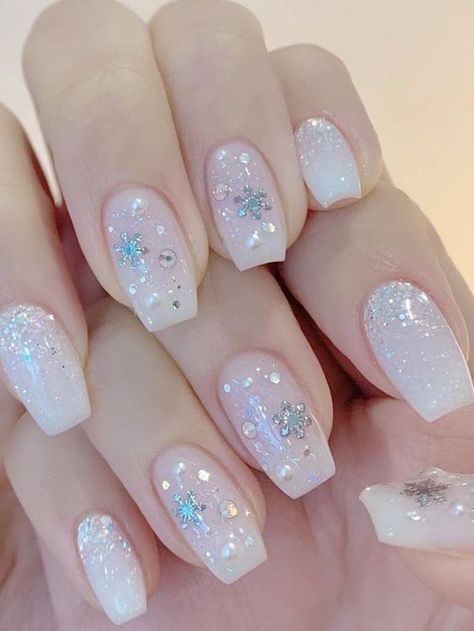 Nails Silver Glitter, Elegance Nails, Christmas Snowflakes Nails, Snowflake Nail Design, Snow Nails, Silver Glitter Nails, Nails Inspired, French Manicure Nails, Fancy Nails Designs