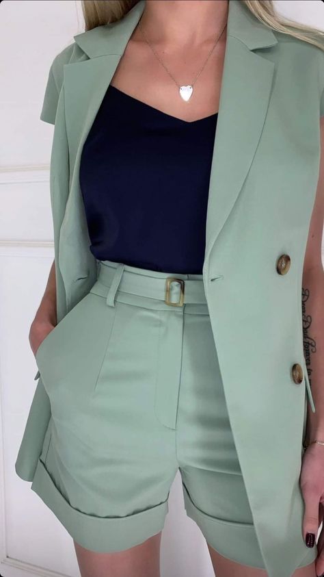 Dresses For Graduation Guest, Looks Shorts, Outfit Summer Casual, Woman Suit Fashion, Elegante Casual, Classy Work Outfits, Wedding Guest Outfit Summer, Blazer And Shorts, Guest Outfit