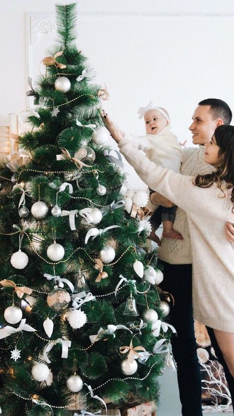 Christmas Trees Photoshoot, Matching Family Christmas Outfits, Christmas Outfits Ideas, Baby Holiday Photos, Christmas Photography Family, Baby Christmas Photography, Christmas Pictures Outfits, Christmas Baby Pictures, Christmas Poses