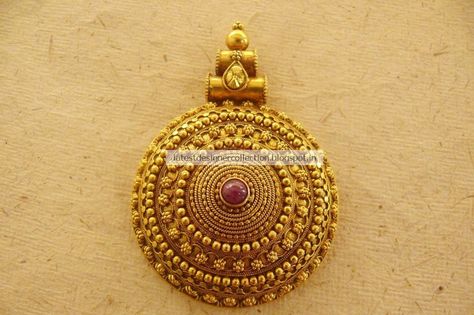 Solah Shringar, Bridal Jewels, Gold Jewelry Outfits, Black Beads Mangalsutra Design, Gold Earrings Models, Antique Gold Jewelry Indian, Modern Gold Jewelry, Gold Jewelry Simple Necklace, Gold Mangalsutra Designs